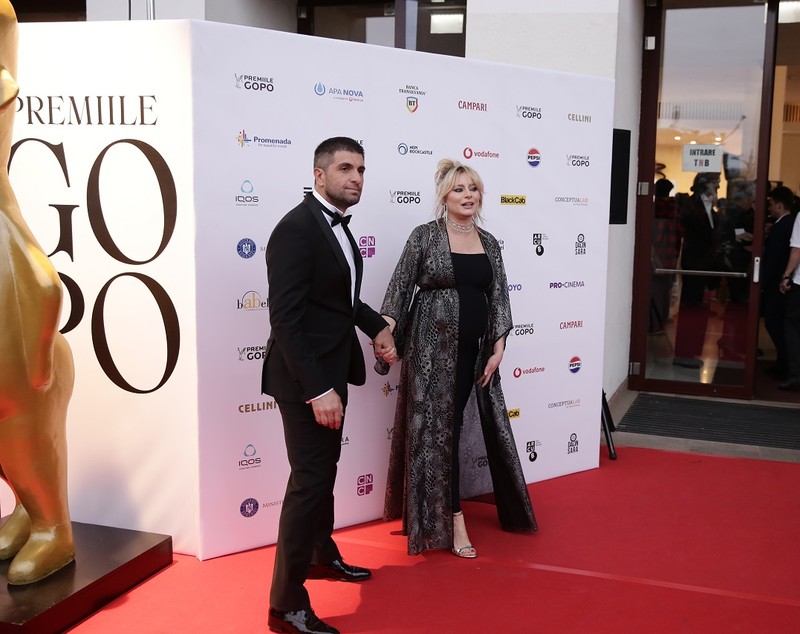 Laura Cosoi, apariție rară alături de soțul ei la Premiile Gopo 2024. Însărcinată în 8 luni, actrița a purtat o rochie mulată și sandale cu toc