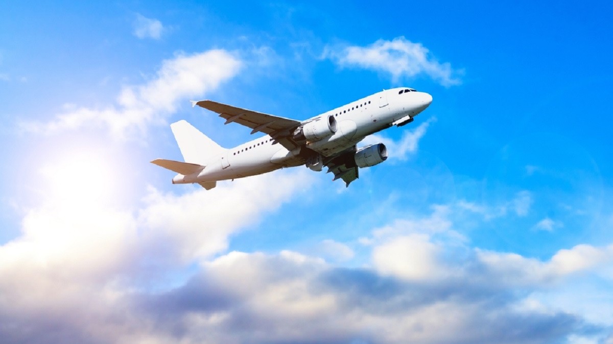 Ce înseamnă când visezi avion - Imagine cu un avion din seria Airbus A320 în zbor