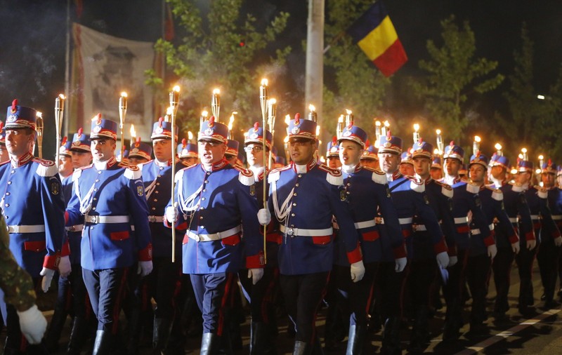 Defilare impresionantă la Buzău. Sute de militari au făcut paradă cu torțe de Ziua Eroilor