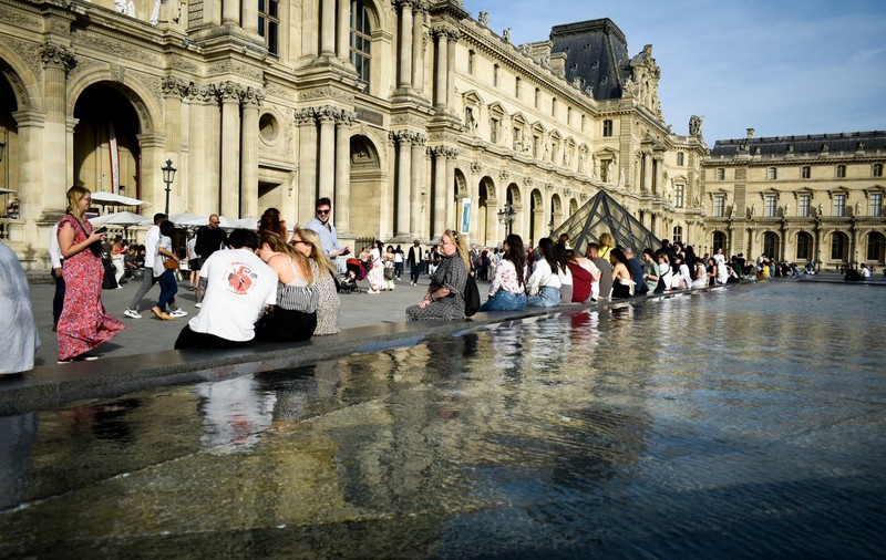 Muzeul Luvru din Paris, evacuat din cauza unei „amenințări cu bombă”