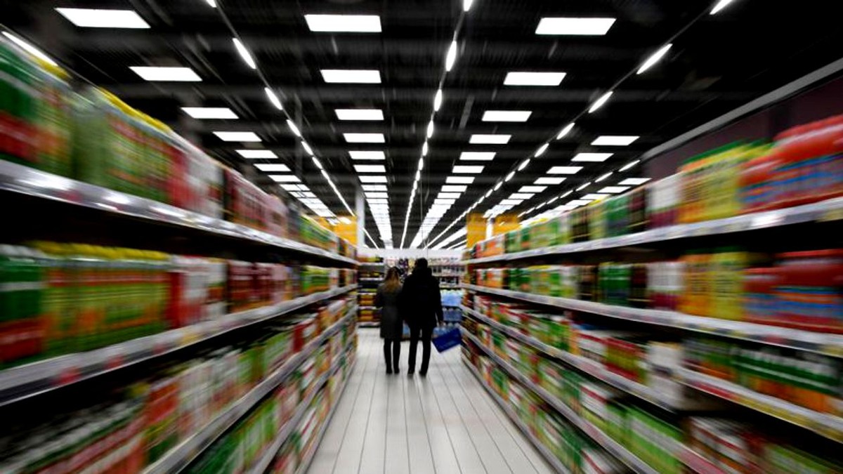 ANALIZĂ | Câștigătorii și pierzătorii crizei declanșate de coronavirus. Hipermarket cu rafturi de alimente