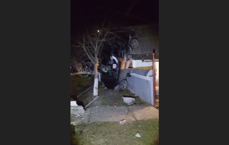 Accident incredibil în Neamț. A „sprijinit” mașina de o casă!