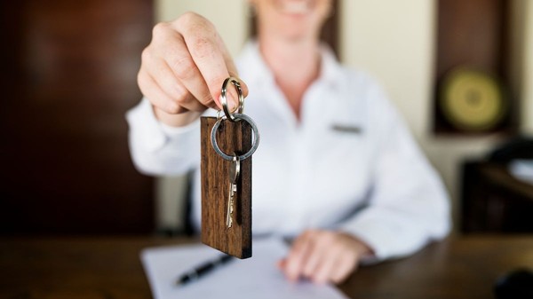 Mii de români și-au transformat locuințele în afaceri profitabile. Câte case de vacanță și apartamente sunt acum pe Booking. Sursă foto: Envato