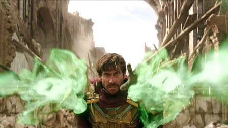 Mysterio (Jake Gyllenhaal) încercând să salveze Europa/ Foto: Sony Pictures Releasing