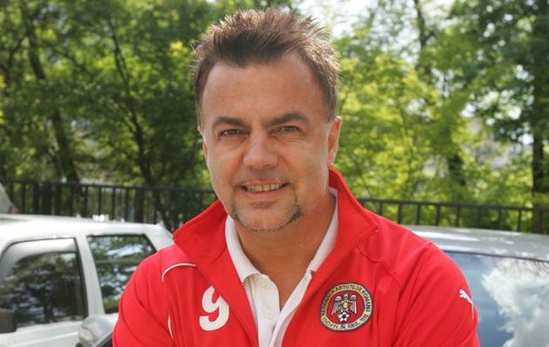 APARIŢIE RARĂ! Pe ADRIAN ENACHE îl ştie toată lumea, dar UITE CUM ARATĂ SORA LUI!