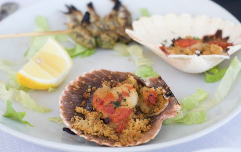 Vrei să ţi se aplece? Află restaurantul cărei vedete are mâncare oribilă şi scumpă!