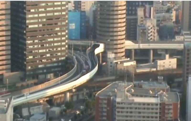 Uite ce autostradă suspendată au japonezii! Trece printr-un bloc! VIDEO