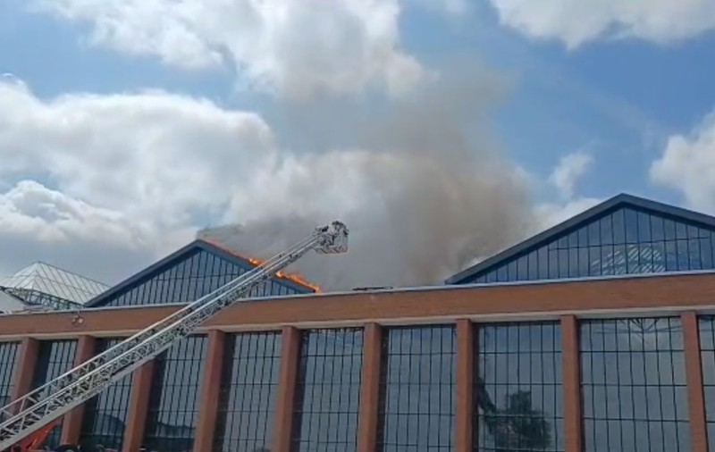Incendiu la Hala Laminor, mallul cu palmieri în care Robert Negoiță a investit deja 85 milioane de euro