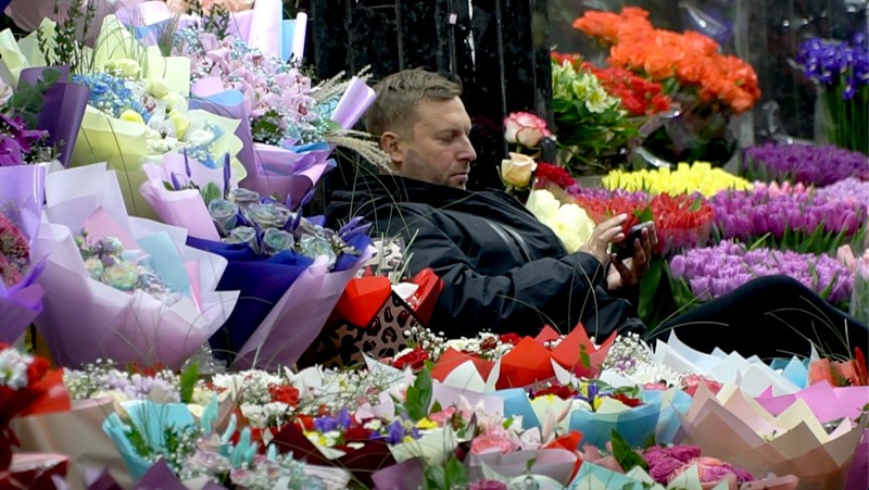 Străzile Kievului sunt pline de imagini contrastante între calmul locuitorilor și atenția mass-media de care orașul are parte în aceste zile