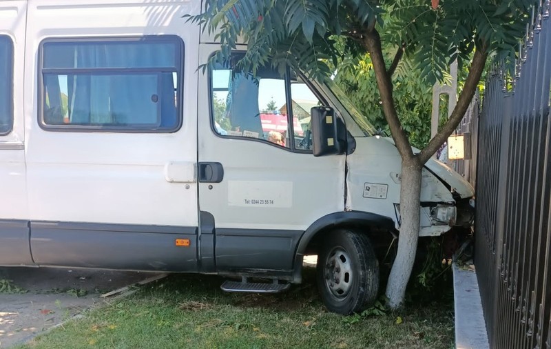 Trei persoane rănite în Prahova, după ce un microbuz cu călători s-a izbit de un stâlp și s-a oprit într-un gard