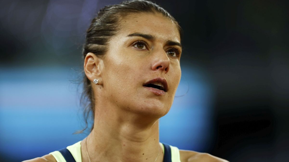 Sorana Cîrstea, îmbrăcată cu un maiou galben cu negru, pe terenul de tenis, având în spate un fundal albastru, în timpul unui meci din Madrid, Spania