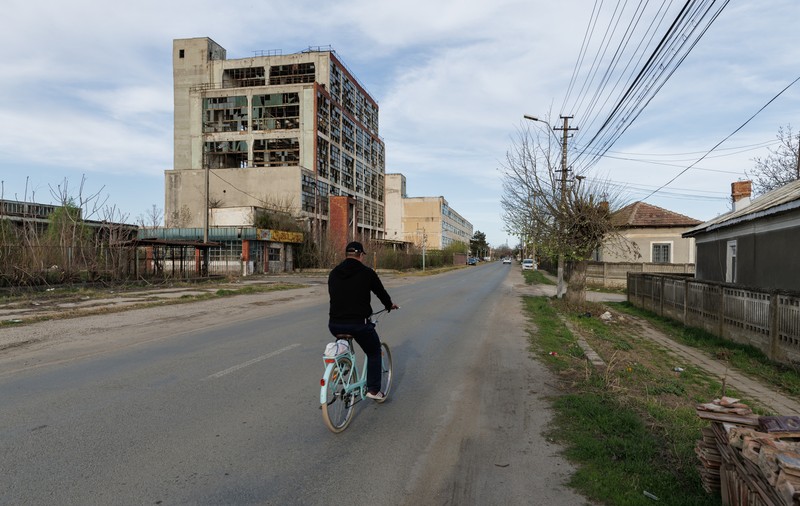 FOTOREPORTAJ. Frumusețea fără viitor a „celui mai urât oraș din România”: berzele s-au întors la Corabia, dar turiștii întârzie