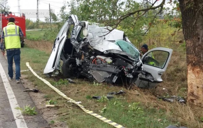 Ieri s-a răsturnat cu mașina, astăzi a intrat cu o altă mașină în copac! Șoferul este fiul unui politician