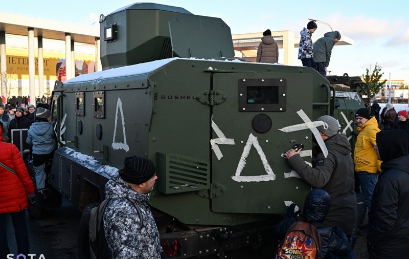 Rusia a organizat o expoziție cu armament despre care susține că l-a capturat în regiunea Kursk | VIDEO