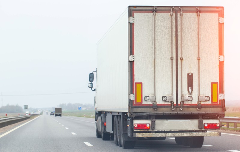 Greșeala unui șofer de TIR în timpul unei livrări a provocat pierderi de peste 100.000 de dolari unei companii și i-a adus concedierea