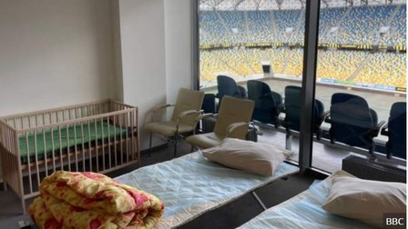 Au fost aduse și pătuțuri pentru bebeluși. Foto: Captură BBC