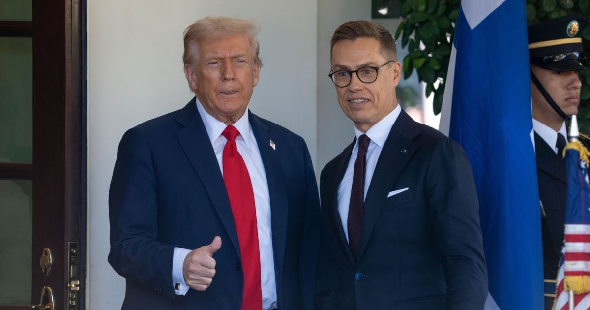 Donald TRump ține ridicat degetul mare de la mâna stângă, în timp ce-l primește pe premierul finlandez, Alexandr Stubb la Casa Albă, Washington DC, SUA, 9 octombrie 2025