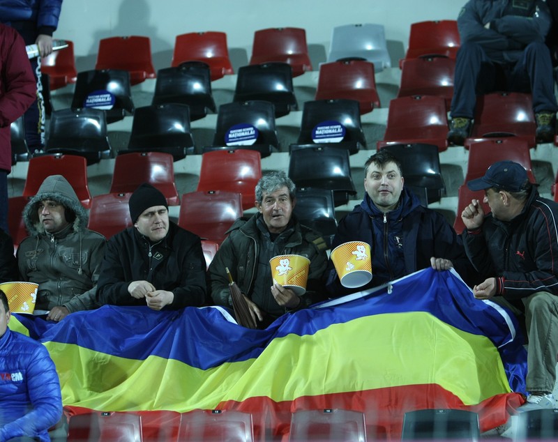 România - Lituania 1-0. Puiule, el e Dumnezeul tău! Selecționerul a pupat icoane, fiind salvat de debutantul Nicușor Stanciu, un jucător despre care spunea că nu l-a impresionat în tricoul Stelei!