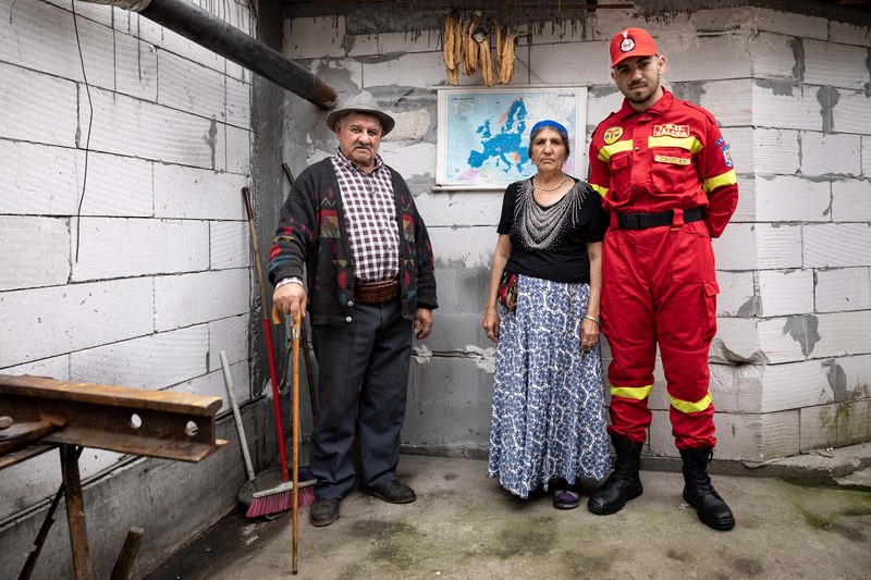 Soții, împreună cu nepotul Edi, voluntar la SMURD