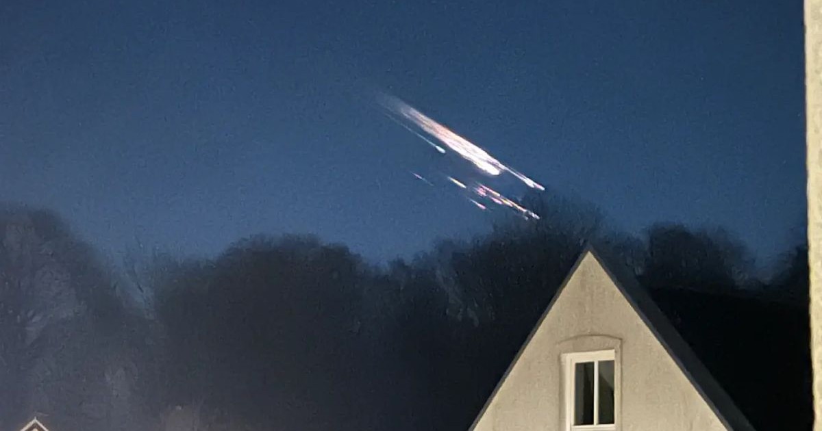 Stele căzătoare observate pe cerul Germaniei, care erau de fapt bucăți din Falcon 9 al lui SpaceX Fotografie realizată de Lutz Reinkemeier, în Bad Rothenfelde Preluare noz.de