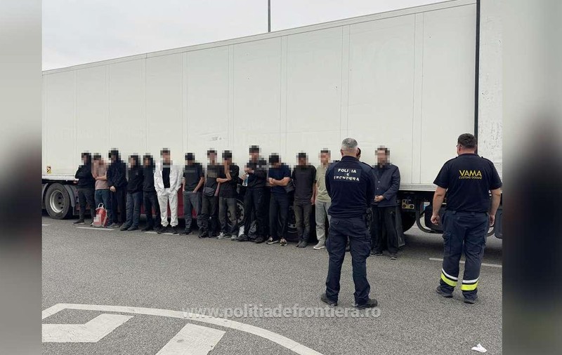 Un șofer de TIR turc a încercat să intre în România cu 15 migranți, ascunși printre apă și șervețele