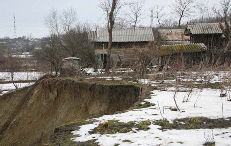 Persoane evacuate din Prahova din cauza unei tasări a terenului