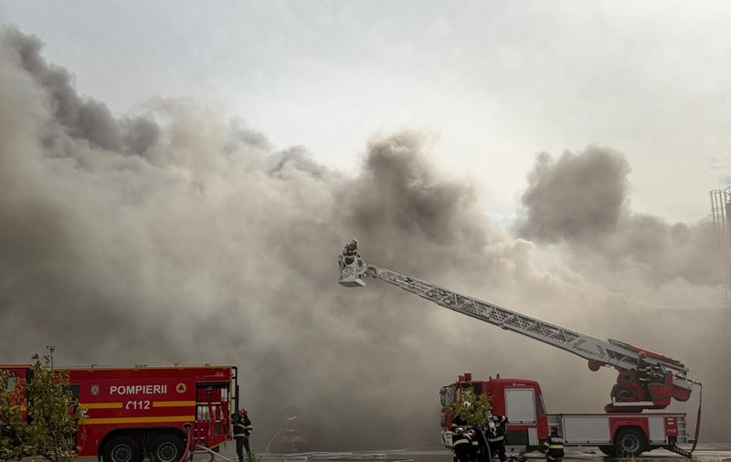 Pompieri care intervin la fața locului la un incendiu