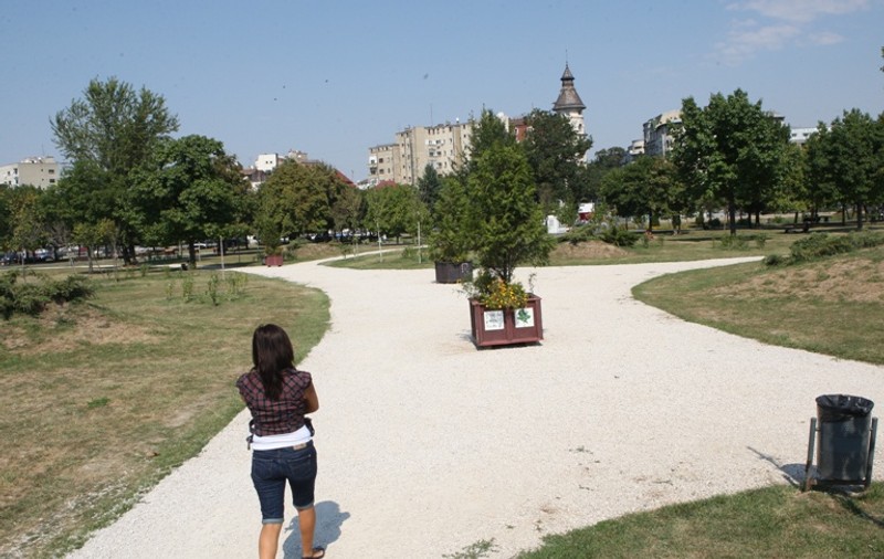 Au construit alei în parc după traseul trecătorilor