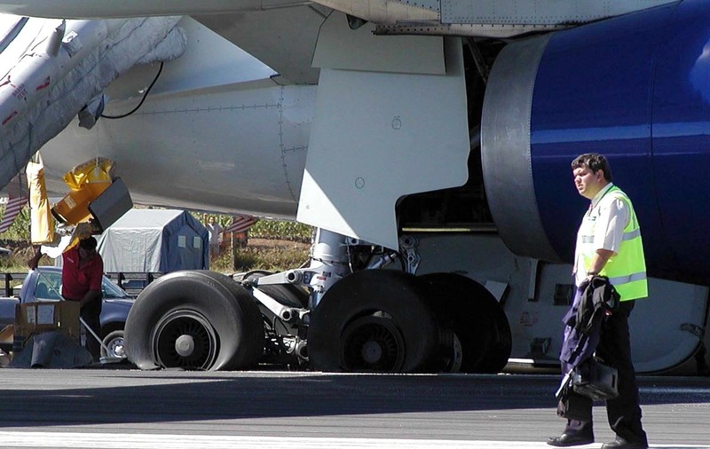 PANICĂ la BORDUL unui AIRBUS 330 cu 268 de oameni la bord: BUCĂŢI din avion s-au DESPRINS şi au căzut peste O CASĂ  ÎN PORTUGALIA