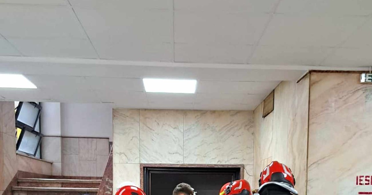 Una dintre puținele imagini făcute în Ministerul Transporturilor - Palatul CFR după ce un lift cu 7 persoane s-a prăbușit. Foto: Surse Libertatea
