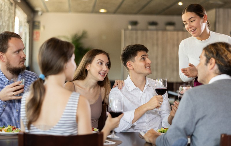 Plata la tejghea în restaurante devine tot mai frecventă și dezvăluie o schimbare majoră în industrie