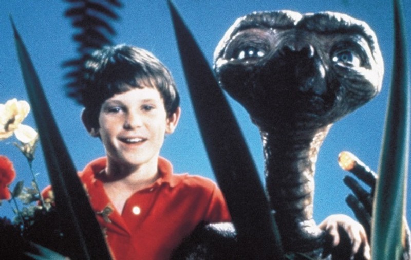 Cum arată şi ce face puştiul din filmul "E.T.: Extra-Terrestrial"