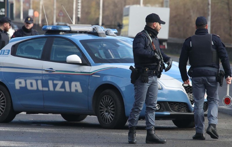Un șofer român a rămas fără mașina cu numere britanice, în Italia, după ce a vrut să fenteze polițiștii