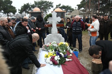 Fanii Rapidului au acoperit cu un steag alb-vişiniu cavoul în care a fost depus trupul neînsufleţit al lui Nicolae Manea FOTO: Vlad Chirea (Libertatea)