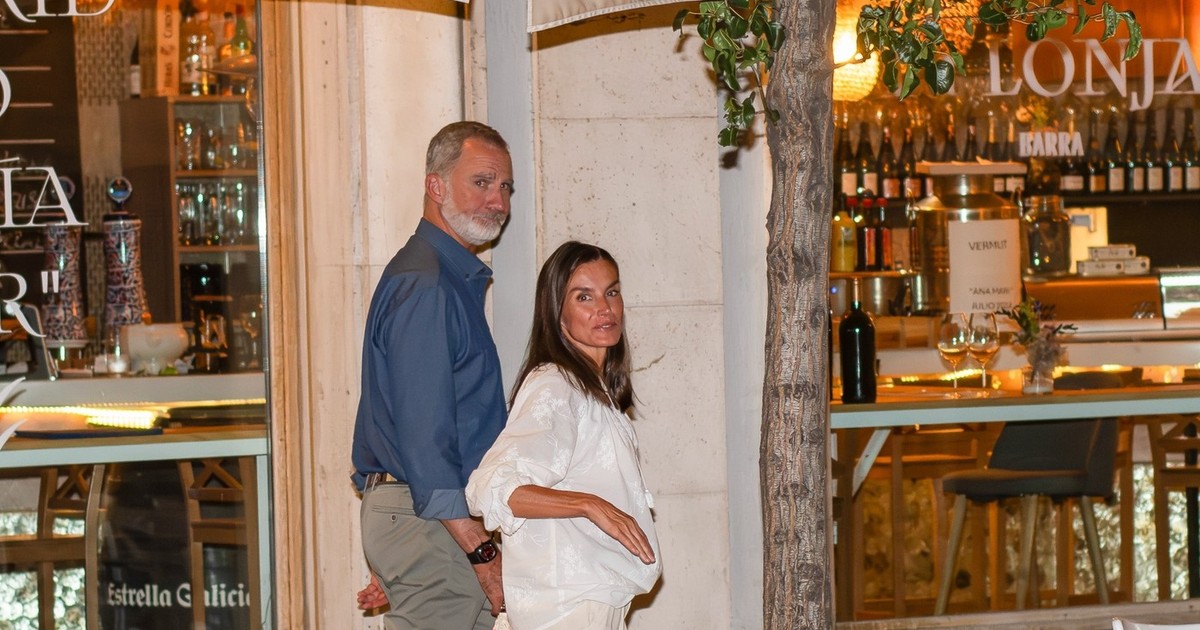 MADRID, SPAIN - The king of spain go out to dinner at a restaurant in Madrid *Pictures Containing Children Please Pixelate Face Prior To Publication*,Image: 900906353, License: Rights-managed, Restrictions: RIGHTS: WORLDWIDE EXCEPT IN SPAIN, Model Release: no, Pictured: King Felipe VI, Queen Letizia