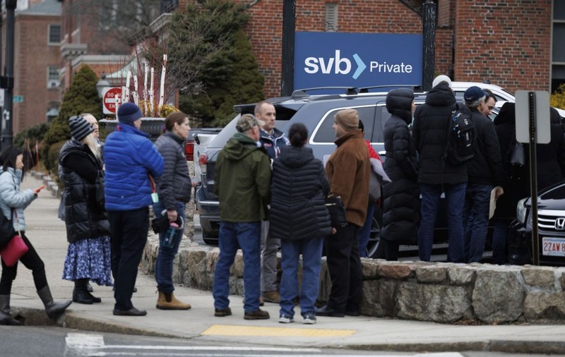 Acțiunile unor bănci americane, în cădere liberă, după prăbușirea Silicon Valley Bank. Este acesta începutul unei noi crize bancare?