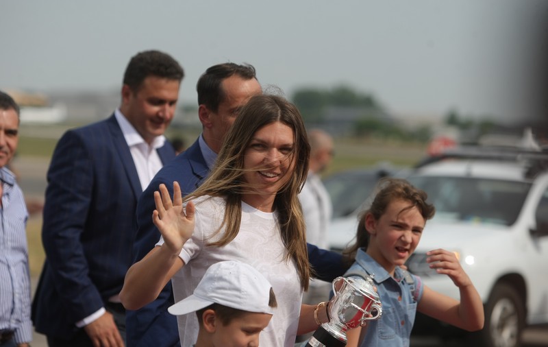 VIDEO&FOTO. Sosirea Simonei Halep în România după ce a câștigat Roland Garros 2018. Așteptată pe covorul roșu!