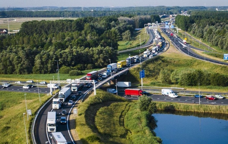 Un șofer de TIR topit de căldură a oprit pe pod pe autostradă și a sărit în apă