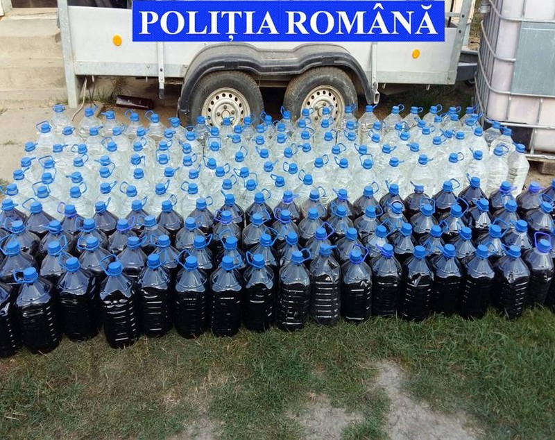 FOTO & VIDEO | Percheziții la proprietarii de păcănele din Rădăuți. Polițiștii au confiscat zeci de aparate tip slot-machine, pe lângă alcool și țigări de contrabandă