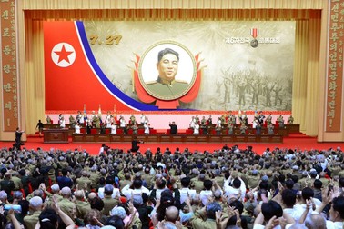 Kim Jong-un se adresează unei conferințe a veteranilor FOTO: Hepta