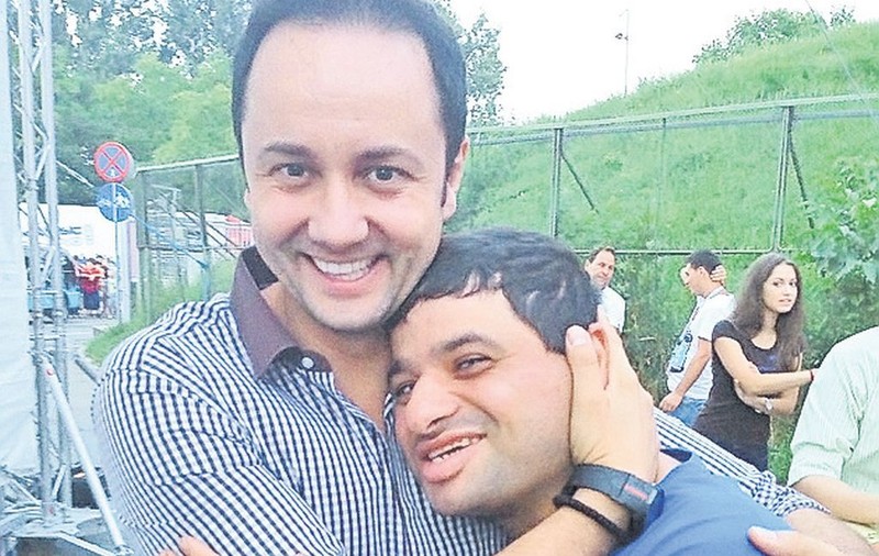 «Omul-drujbă» face Crăciunul fără «părinţii» săi