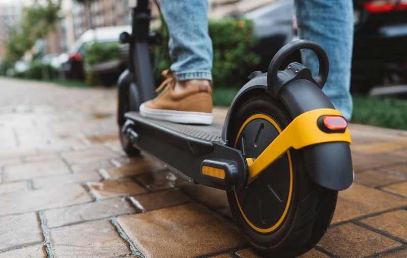 Certat pentru că mergea prea repede pe trotineta electrică, un bărbat s-a întors cu doi prieteni și i-a bătut pe cei care i-au atras atenția