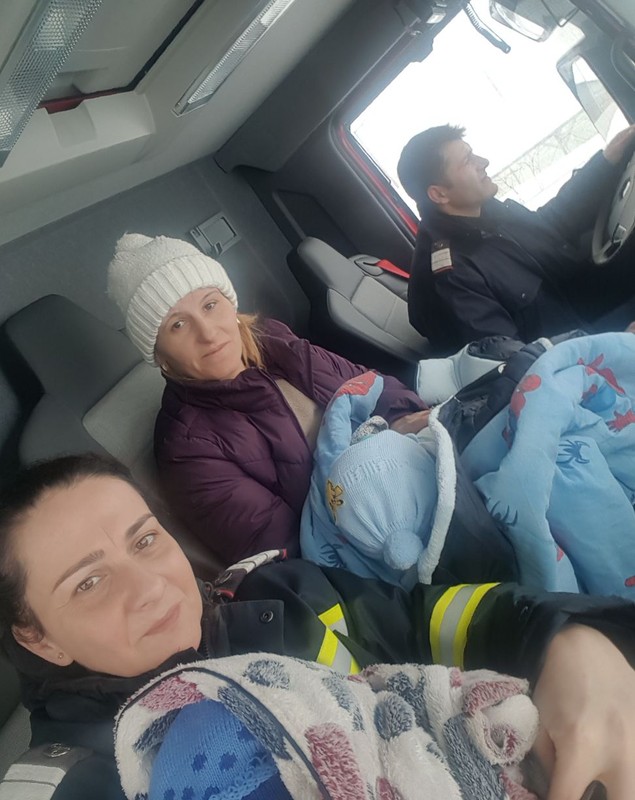 VIDEO/ Pompierii constănțeni au ajutat o femeie cu doi copii bolnavi să ajungă la medic/ GALERIE FOTO