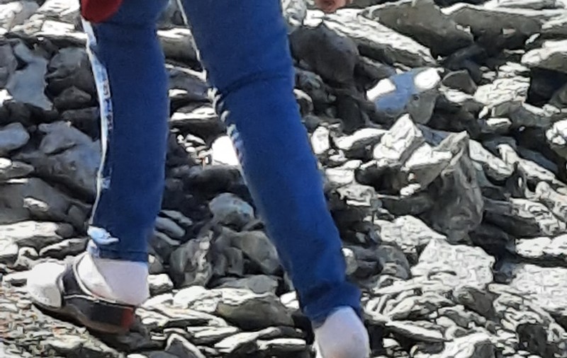 Turist în șosete și saboți, urcând pe un traseu dificil din Făgăraș. Reacția Salvamont România