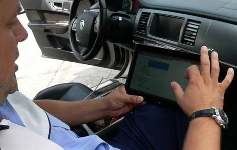 Atenţie, şoferi! Inspectorii RAR şi poliţiştii au ieşit la ”vânătoare” nocturnă de maşini stricate