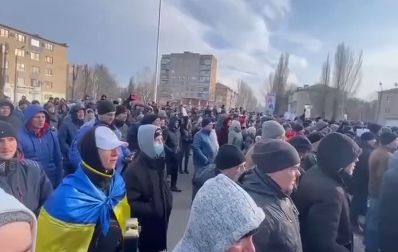 Mii de locuitori din Melitopol protestează față de forțele ocupante și cer eliberarea primarului luat prizonier de ruși