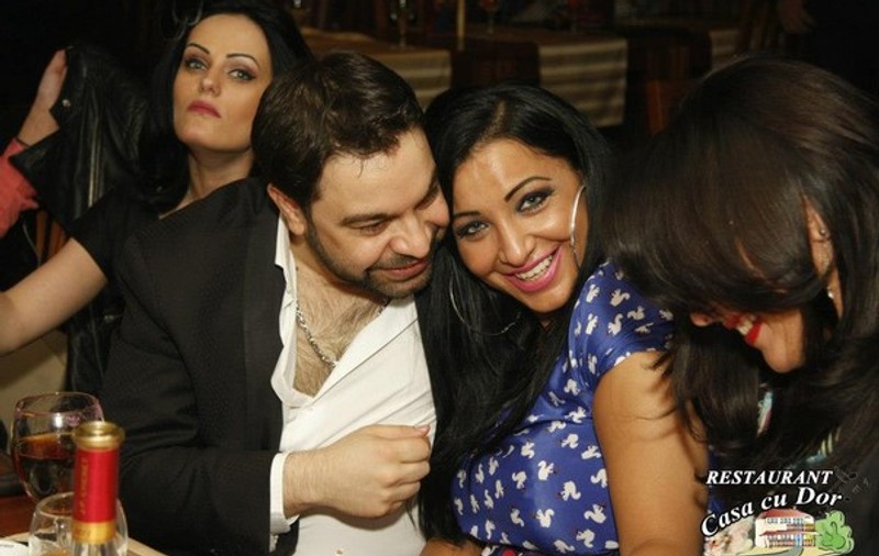 FLORIN SALAM, ÎMBRĂȚIȘĂRI PĂTIMAȘE cu o BRUNETĂ MĂRITATĂ! Uite cum s-au pozat! FOTO 