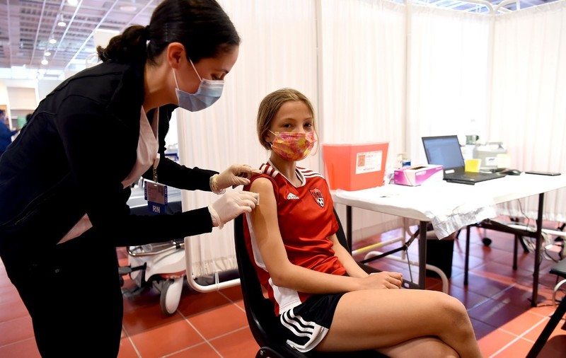 Centru mobil de vaccinare împotriva COVID destinat grupei de vârstă 12-15 ani, în parcul Lumea Copiilor