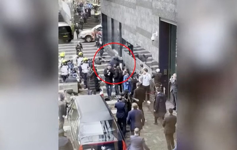 Doi protestatari, puși la pământ de forțele de ordine, în timpul vizitei lui Macron la Amsterdam. VIDEO