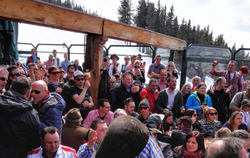 Austriecii ştiu să se distreze! La un eveniment de închidere a sezonului de iarnă, un petrecăreţ era să înghită paharul de bere... cu totul! /VIDEO